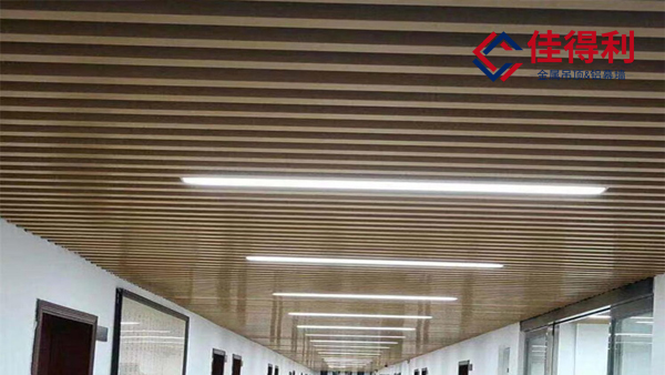 過道吊頂天花使用鋁方通吊頂施工安裝工期縮短10%時間的方法